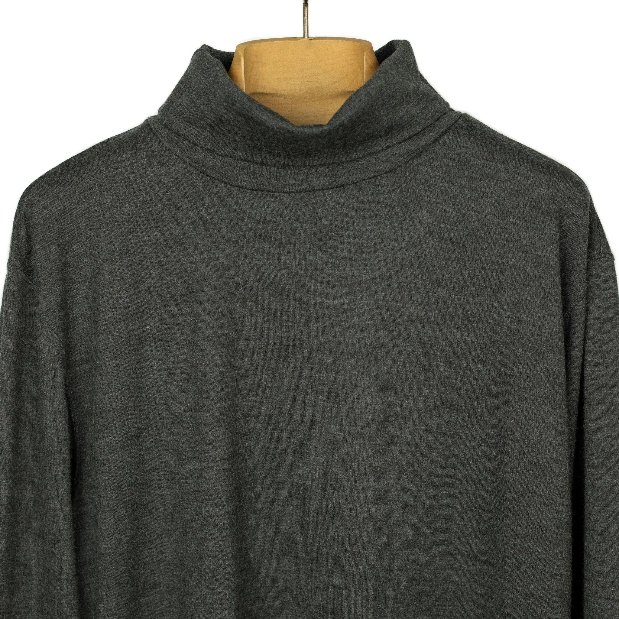 Turtleneck in charcoal washable wool jersey (restock)